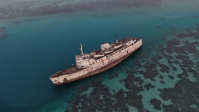 حطام سفينة الفهد في مدينة جدة بالمملكة العربية السعودية، شاطئ البحر الأحمر بالسعودية، ميناء الشعيبة، تيتانك الشعيبة، السفينة الغارقة، معالم جدة المشهورة