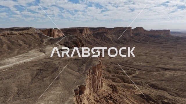 معالم طبيعية اثرية سياحية مشهورة في المملكة العربية السعودية، الطبيعة الصحراوية والتضاريس الجبلية في السعودية، سلسلة جبال طويق في محافظة نجد في النهار، حافة نهاية العالم الصخرية في صحراء مدينة الرياض