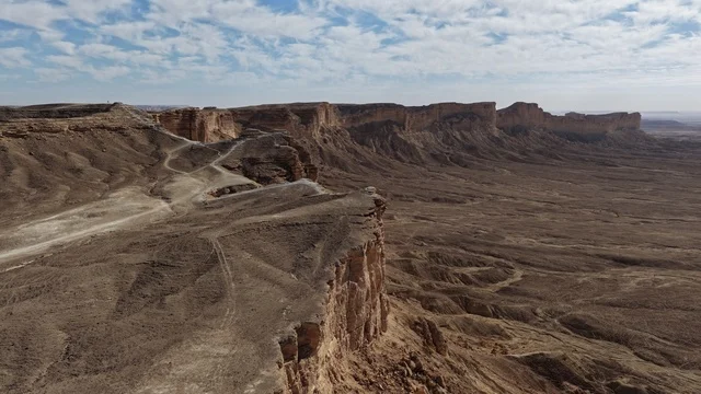 معالم طبيعية اثرية سياحية مشهورة في المملكة العربية السعودية، الطبيعة الصحراوية والتضاريس الجبلية في السعودية، سلسلة جبال طويق في محافظة نجد في النهار، حافة نهاية العالم الصخرية في صحراء مدينة الرياض