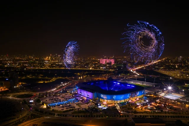 تصوير درون جوي لملعب الأول بارك في مدينة الرياض، المملكة العربية السعودية، منشأة رياضية حديثة متعددة الاستخدامات، المباريات والفعاليات الرياضية الكبرى، تصميم معماري عصري ومرافق متطورة، وجهة رياضية وترفيهية بارزة في العاصمة.