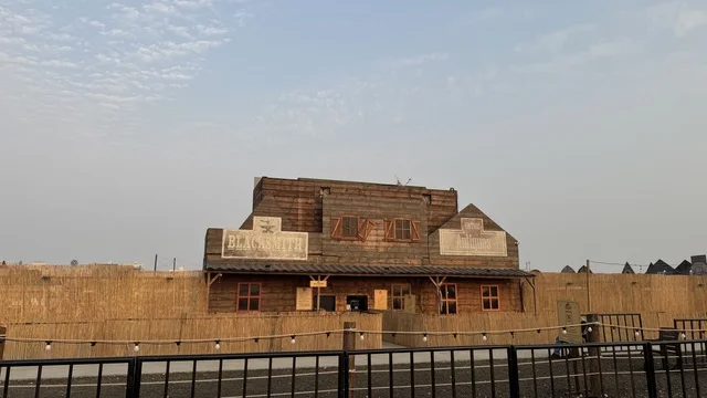 مباني على الطراز الكلاسيكي الغربي، بلدة ساوث ويست (الكاوبوي) في حي الزهراء على طريق الملك عبد العزيز في مدينة جدة لعام 2025، وجهه سياحية ترفيهية، مكان لقضاء وقت ممتع في المملكة العربية السعودية