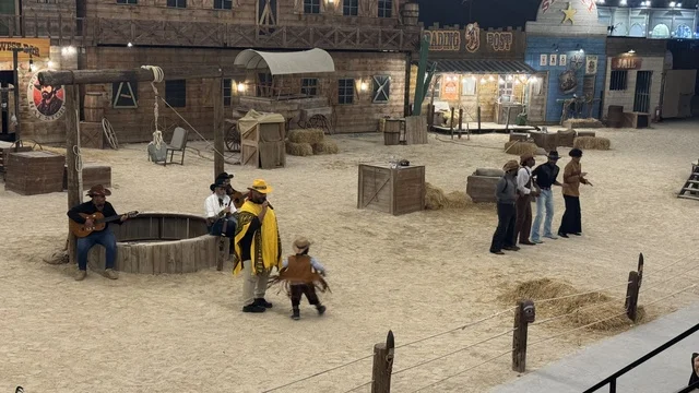 أنشطة متنوعة في الهواء الطلق، بلدة ساوث ويست (الكاوبوي) في حي الزهراء على طريق الملك عبدالعزيز في مدينة جدة لعام 2025، وجهة ترفيهية سياحية، مكان لقضاء وقت ممتع في المملكة العربية السعودية، مباني على الطراز الكلاسيكي الغربي، ارتداء زي الكاوبوي الامريكية