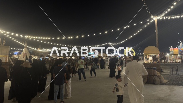 تجول الزوار في بلدة ساوث ويست (الكاوبوي) في حي الزهراء على طريق الملك عبدالعزيز في مدينة جدة لعام 2025، وجهة ترفيهية سياحية، أنشطة متنوعة في الهواء الطلق، مكان لقضاء وقت ممتع في المملكة العربية السعودية، مباني على الطراز الكلاسيكي الغربي