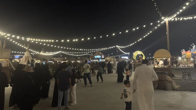 تجول الزوار في بلدة ساوث ويست (الكاوبوي) في حي الزهراء على طريق الملك عبدالعزيز في مدينة جدة لعام 2025، وجهة ترفيهية سياحية، أنشطة متنوعة في الهواء الطلق، مكان لقضاء وقت ممتع في المملكة العربية السعودية، مباني على الطراز الكلاسيكي الغربي