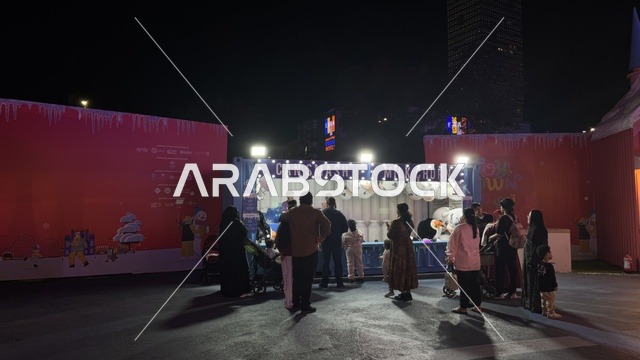 توافد الزوار إلى ونتر وندرلاند جدة في حي الشاطئ بالقرب من الكورنيش على طريق الملك عبدالعزيز، مهرجان هايد بارك الشتوي من 14 نوفمبر 2025 إلى 1 يناير 2026، فعالية موسم جدة 2025 ،  وجهة ترفيهية شتوية كبرى
