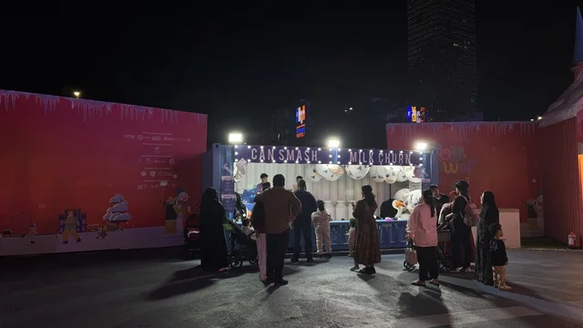 توافد الزوار إلى ونتر وندرلاند جدة في حي الشاطئ بالقرب من الكورنيش على طريق الملك عبدالعزيز، مهرجان هايد بارك الشتوي من 14 نوفمبر 2025 إلى 1 يناير 2026، فعالية موسم جدة 2025 ،  وجهة ترفيهية شتوية كبرى