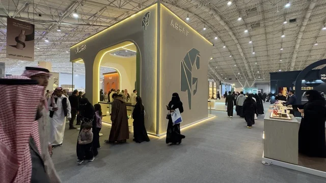 معرض العطور في الرياض أُقيمت من ديسمبر 2025 - يناير 2026 في المملكة العربية السعودية، تقدم تجربة حسية تشمل التسوق والتعلم عن صناعة العطور وورش العمل، فعاليات سنوية كبرى (معرض العود الأزرق والعطور الدولي)