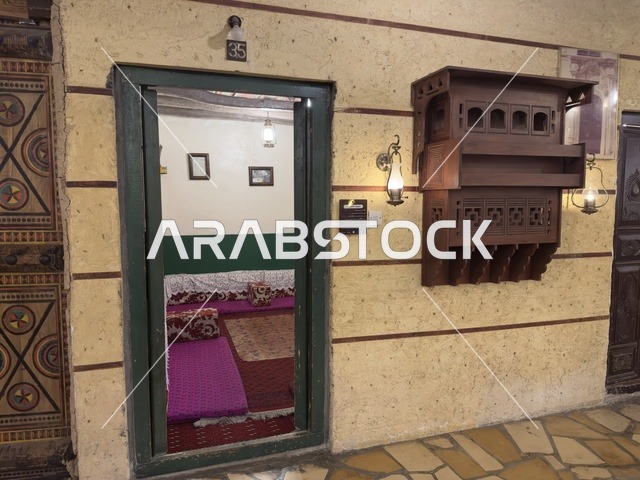 رقم غرفة فندقية ٣٥ ، لافته ركن الحجاز معلقة على سقف من القش والخشب، بيئة ريفية أو تاريخية، القرية الشعبية التراثية متحف ومطعم بارز يقع على كورنيش الدمام في المملكة العربية السعودية