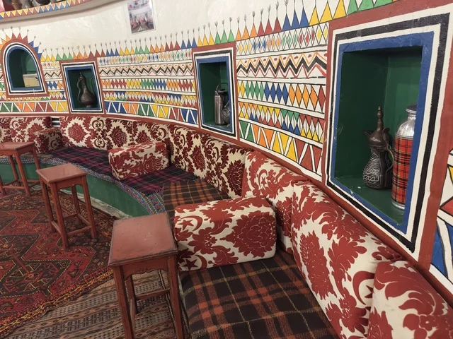 جلسة داخلية بفن القط العسيري التقليدي لتزيين الجدران، صممت القرية لتعكس العمارة التقليدية للمنطقة،  بيئة ريفية أو تاريخية، القرية الشعبية التراثية متحف ومطعم بارز يقع على كورنيش الدمام في المملكة العربية السعودية