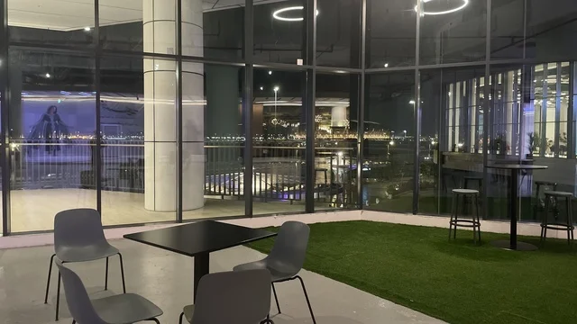 إطلالة احدى المقاهي في مركز تسوق في حي الأصالة شمال مدينة جدة في المملكة العربية السعودية سبتمبر 2025 ، تجربة تسوق ووجهة ترفيهية متكاملة للعائلة، تصميم عصري وماركات عالمية ومحلية