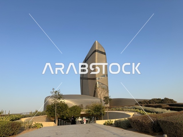 مبنى مركز الملك عبد العزيز الثقافي العالمي (إثراء) بتصميم معماري معاصر، واجهة معدنية حديثة ومساحات خارجية مفتوحة، نموذج للتطور الثقافي والعمراني، معلم حضري في الظهران بالمنطقة الشرقية