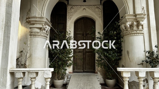 مدخل مقوس ومزين بباب خشبي قديم، الفنون المعمارية في المدينة التاريخية في جدة، تصوير درون للحارات والتصاميم الشعبية، الأماكن السياحية في المملكة العربية السعودية، المباني الأثرية القديمة، مشاريع إعادة إحياء المنطقة