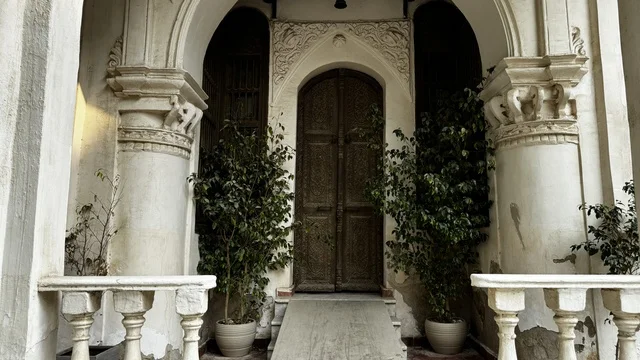 مدخل مقوس ومزين بباب خشبي قديم، الفنون المعمارية في المدينة التاريخية في جدة، تصوير درون للحارات والتصاميم الشعبية، الأماكن السياحية في المملكة العربية السعودية، المباني الأثرية القديمة، مشاريع إعادة إحياء المنطقة