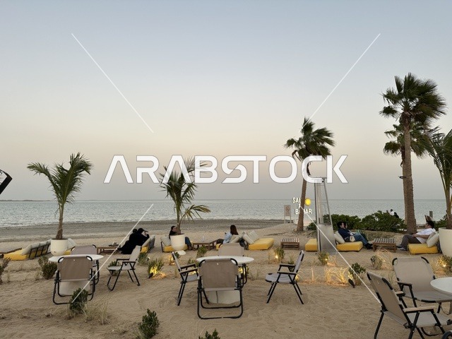 وجهة ترفيهية تقع على شاطئ البحر،  شاطئ رملي مع وجود مظلات وأشجار نخيل، سولت البحر وجهة ترفيهية وشاطئية عائلية تقع على طريق الكورنيش في الخبر في المملكة العربية السعودية، تجديدات إضافية وتطويرات في 3  يناير 2026