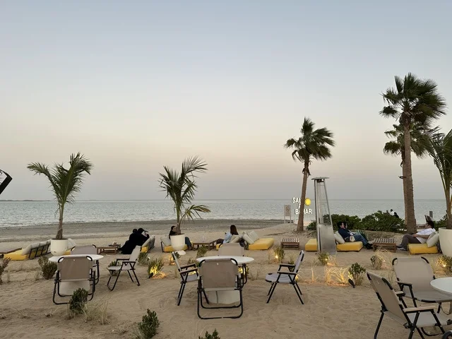 وجهة ترفيهية تقع على شاطئ البحر،  شاطئ رملي مع وجود مظلات وأشجار نخيل، سولت البحر وجهة ترفيهية وشاطئية عائلية تقع على طريق الكورنيش في الخبر في المملكة العربية السعودية، تجديدات إضافية وتطويرات في 3  يناير 2026