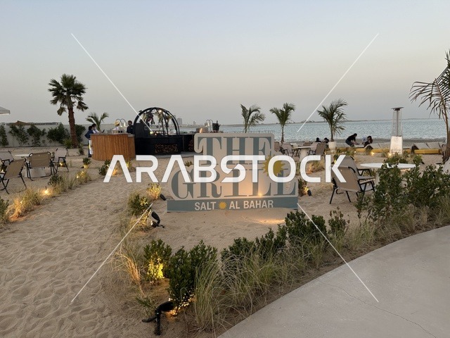 مجسم صغير والإضاءة الأرضية،  شاطئ رملي مع وجود مظلات وأشجار نخيل، سولت البحر وجهة ترفيهية وشاطئية عائلية تقع على طريق الكورنيش في الخبر في المملكة العربية السعودية، تجديدات إضافية وتطويرات في 3  يناير 2026