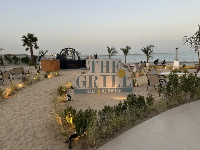 مجسم صغير والإضاءة الأرضية،  شاطئ رملي مع وجود مظلات وأشجار نخيل، سولت البحر وجهة ترفيهية وشاطئية عائلية تقع على طريق الكورنيش في الخبر في المملكة العربية السعودية، تجديدات إضافية وتطويرات في 3  يناير 2026