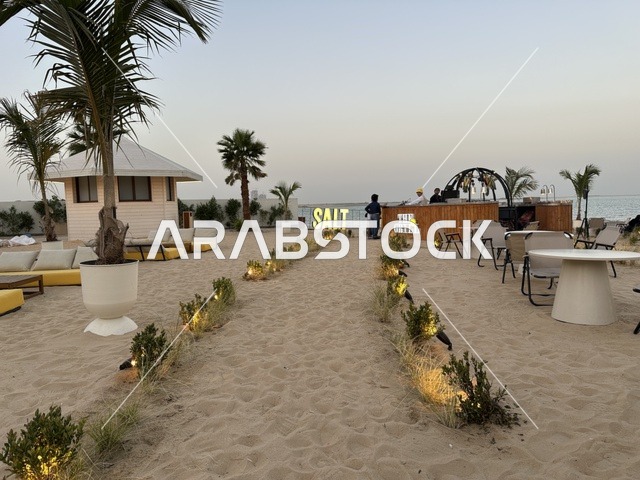 منطقة شاطئية ذات رمال،  شاطئ رملي مع وجود مظلات وأشجار نخيل، سولت البحر وجهة ترفيهية وشاطئية عائلية تقع على طريق الكورنيش في الخبر في المملكة العربية السعودية، تجديدات إضافية وتطويرات في 3  يناير 2026