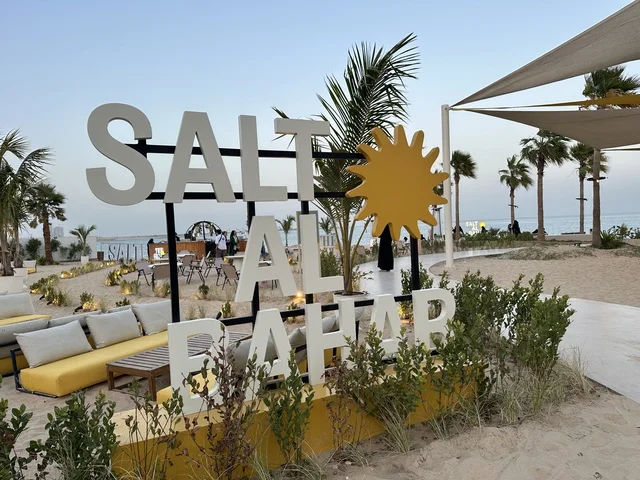 أشجار نخيل ومقاعد خارجية مكان ترفيهي،  شاطئ رملي مع وجود مظلات وأشجار نخيل، سولت البحر وجهة ترفيهية وشاطئية عائلية تقع على طريق الكورنيش في الخبر في المملكة العربية السعودية، تجديدات إضافية وتطويرات في 3  يناير 2026