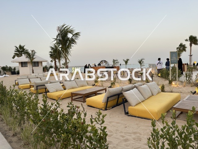 أشجار نخيل ومقاعد خارجية مكان ترفيهي،  شاطئ رملي مع وجود مظلات وأشجار نخيل، سولت البحر وجهة ترفيهية وشاطئية عائلية تقع على طريق الكورنيش في الخبر في المملكة العربية السعودية، تجديدات إضافية وتطويرات في 3  يناير 2026