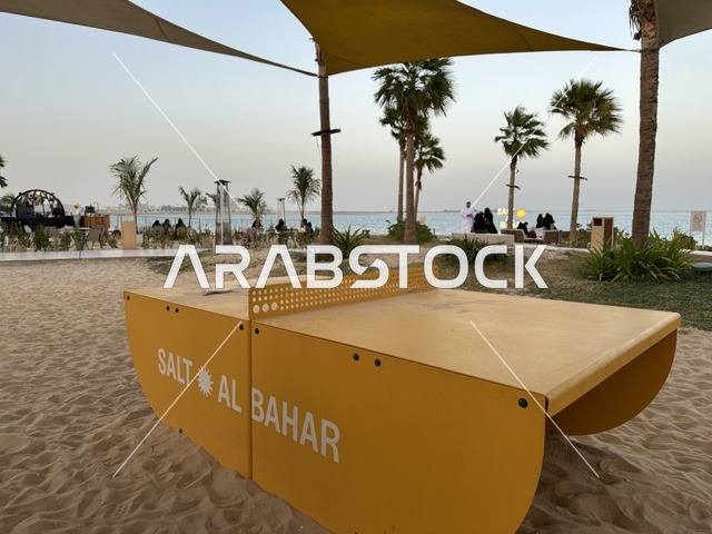 مساحات للعب وجلسات مطلة على البحر،  شاطئ رملي مع وجود مظلات وأشجار نخيل، سولت البحر وجهة ترفيهية وشاطئية عائلية تقع على طريق الكورنيش في الخبر في المملكة العربية السعودية، تجديدات إضافية وتطويرات في 3  يناير 2026