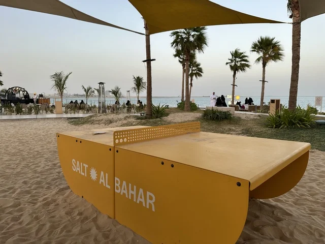 مساحات للعب وجلسات مطلة على البحر،  شاطئ رملي مع وجود مظلات وأشجار نخيل، سولت البحر وجهة ترفيهية وشاطئية عائلية تقع على طريق الكورنيش في الخبر في المملكة العربية السعودية، تجديدات إضافية وتطويرات في 3  يناير 2026