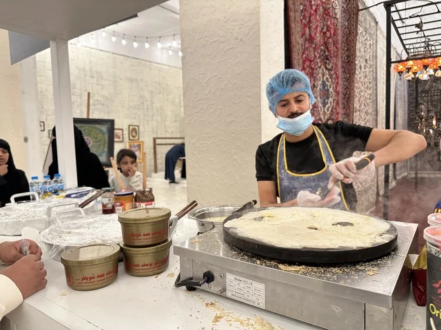 طعام جيل الطيبين في فعالية حياة زمان في أسواق الحياة بلازا في مدينة الدمام بالمنطقة الشرقية 9 يناير 2026 ، فعالية تراثية في فصل الشتاء، محاكاة تفاصيل الحياة القديمة ونمط حياة الأجداد