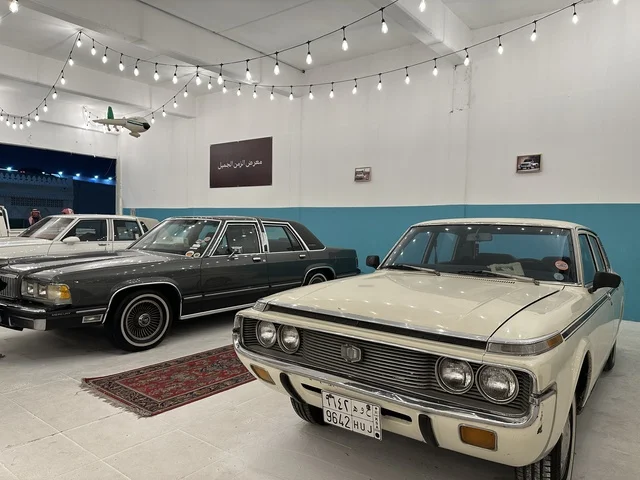 عرض سيارة كلاسيكية قديمة، فعالية تراثية في فصل الشتاء، فعالية حياة زمان في أسواق الحياة بلازا في مدينة الدمام بالمنطقة الشرقية 9 يناير 2026 ، محاكاة تفاصيل الحياة القديمة ونمط حياة الأجداد