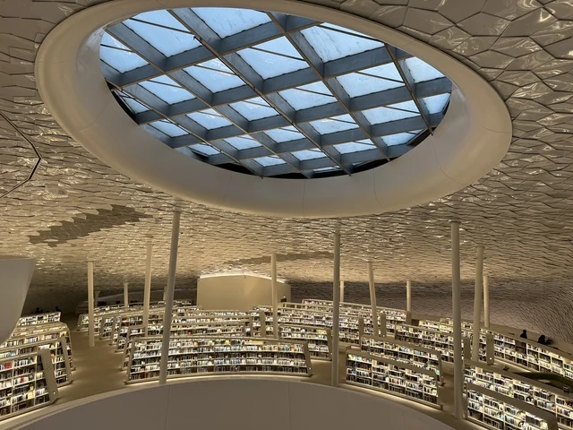 مكتبة والعديد من المرافق الأخرى، منارة ثقافية و معالم سياحية مشهورة, مكان للقراء ومحبي العلم والكتب والمعرفة، أكبر المكتبات العامة في السعوديه،  5 أكتوبر 2025، مركز الملك عبد العزيز الثقافي العالمي (إثراء) في مدينة الظهران في المملكة العربية السعودية.