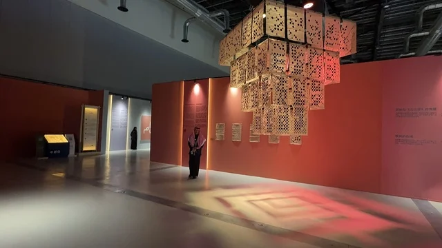 معرض فني مشترك ، فنون أدائية وموسيقية تعكس التبادل الثقافي والحضاري ، فعالية بين ثقافتين (السعودية والصين) في قاعة  الملفى بمدينة مسك بالرياض يوم 24 ديسمبر 2025  ، تجربة الشارع الصيني، معرض فني مشترك ، عروض فنية حية