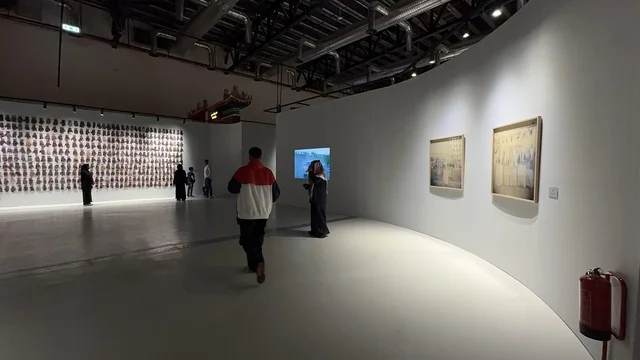 فنون أدائية وموسيقية تعكس التبادل الثقافي والحضاري ، فعالية بين ثقافتين (السعودية والصين) في قاعة  الملفى بمدينة مسك بالرياض يوم 24 ديسمبر 2025  ، تجربة الشارع الصيني، معرض فني مشترك ، عروض فنية حية