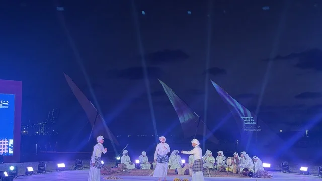 عرض مسرحي يرتدي المؤدون ملابس تقليدية في مهرجان السفن الخشبية على شاطئ الحمراء بجدة في المملكة العربية السعودية 12 إلى 16 يناير 2026، عروض لمراحل بناء السفن التقليدية والأدوات والمواد المستخدمة،  التراث البحري والهوية الساحلية، الأنشطة التفاعلية والعروض الثقافية