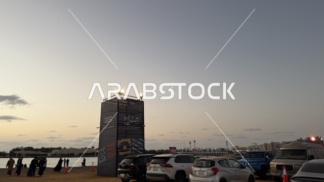 منطقة خارجية عند غروب الشمس، مهرجان السفن الخشبية على شاطئ الحمراء بجدة في المملكة العربية السعودية 12 إلى 16 يناير 2026، عروض لمراحل بناء السفن التقليدية والأدوات والمواد المستخدمة،  التراث البحري، الأنشطة التفاعلية والعروض الثقافية