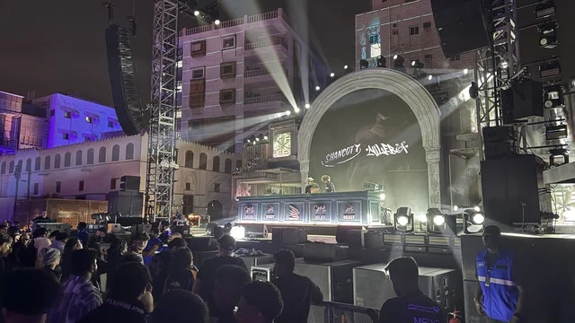 أجواء احتفالية نابضة بالطاقة، فعالية بلد بيست في مدينة جدة التاريخية، المملكة العربية السعودية، مهرجان موسيقي وفني من تنظيم مدل بيست يوم 30 من يناير 2026،  عرض موسيقي غنائي وتجربة فنية معاصرة،  الموسيقى والفن في قلب جدة وعلى مقربة من ساحل البحر الأحمر.