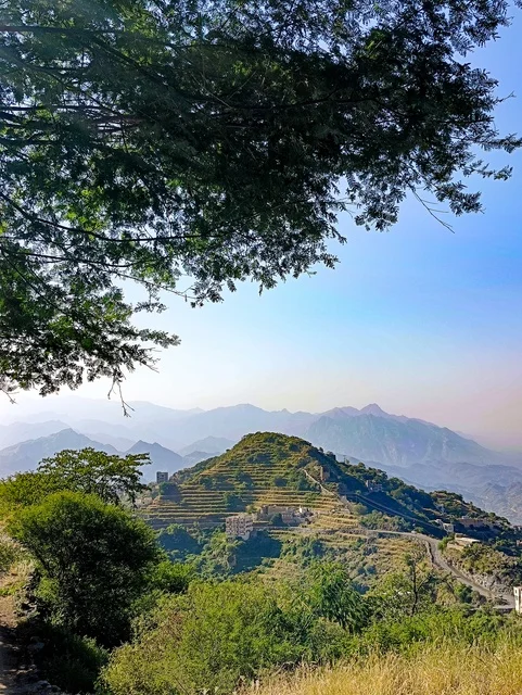 القمم والمرتفعات و التكوينات الصخرية،  الطبيعة  والجبال الشاهقة في محافظة فيفاء بمنطقة جازان جنوب المملكة العربية السعودية