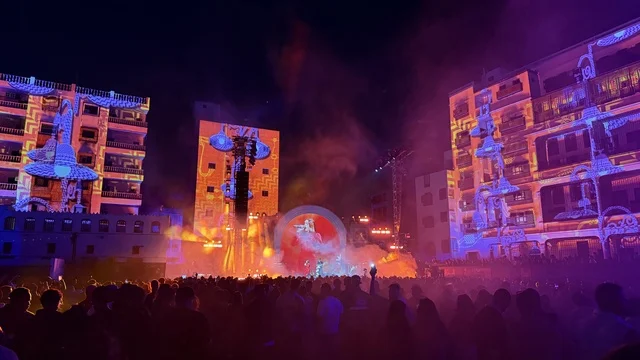 تفاعل الجمهور مع فنان عربي على منصة فعالية بلد بيست في مدينة جدة التاريخية، المملكة العربية السعودية، مهرجان موسيقي وفني من تنظيم مدل بيست يوم 30 من يناير 2026،  عرض موسيقي غنائي وتجربة فنية معاصرة،  الموسيقى والفن في قلب جدة وعلى مقربة من ساحل البحر الأحمر.