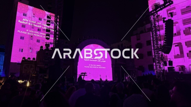 تفاعل الجمهور مع فنان عربي على منصة فعالية بلد بيست في مدينة جدة التاريخية، المملكة العربية السعودية، مهرجان موسيقي وفني من تنظيم مدل بيست يوم 30 من يناير 2026،  عرض موسيقي غنائي وتجربة فنية معاصرة،  الموسيقى والفن في قلب جدة وعلى مقربة من ساحل البحر الأحمر.