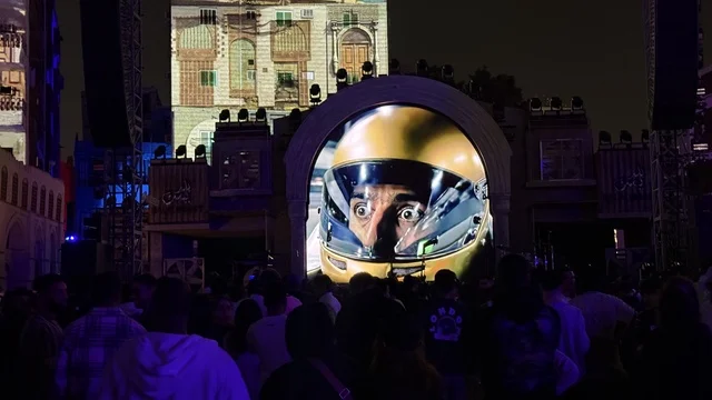 تفاعل الجمهور مع فنان عربي على منصة فعالية بلد بيست في مدينة جدة التاريخية، المملكة العربية السعودية، مهرجان موسيقي وفني من تنظيم مدل بيست يوم 30 من يناير 2026،  عرض موسيقي غنائي وتجربة فنية معاصرة،  الموسيقى والفن في قلب جدة وعلى مقربة من ساحل البحر الأحمر.