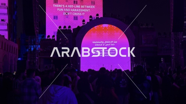 تفاعل الجمهور مع فنان عربي على منصة فعالية بلد بيست في مدينة جدة التاريخية، المملكة العربية السعودية، مهرجان موسيقي وفني من تنظيم مدل بيست يوم 30 من يناير 2026،  عرض موسيقي غنائي وتجربة فنية معاصرة،  الموسيقى والفن في قلب جدة وعلى مقربة من ساحل البحر الأحمر.