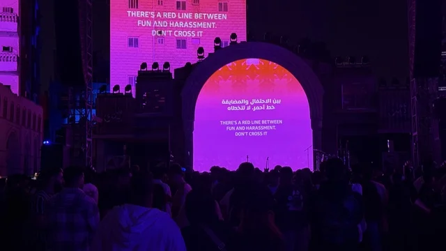 تفاعل الجمهور مع فنان عربي على منصة فعالية بلد بيست في مدينة جدة التاريخية، المملكة العربية السعودية، مهرجان موسيقي وفني من تنظيم مدل بيست يوم 30 من يناير 2026،  عرض موسيقي غنائي وتجربة فنية معاصرة،  الموسيقى والفن في قلب جدة وعلى مقربة من ساحل البحر الأحمر.