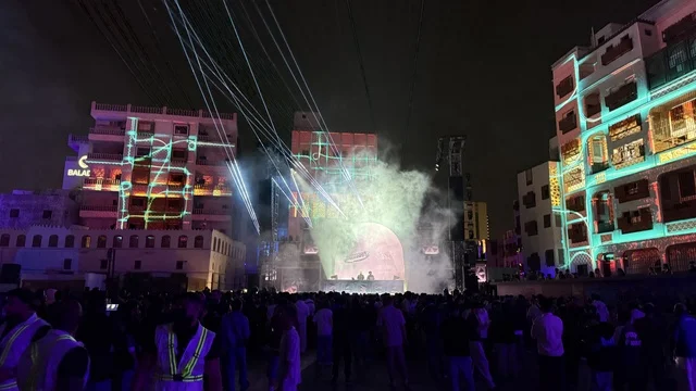 تفاعل الجمهور مع فنان عربي على منصة فعالية بلد بيست في مدينة جدة التاريخية، المملكة العربية السعودية، مهرجان موسيقي وفني من تنظيم مدل بيست يوم 30 من يناير 2026،  عرض موسيقي غنائي وتجربة فنية معاصرة،  الموسيقى والفن في قلب جدة وعلى مقربة من ساحل البحر الأحمر.