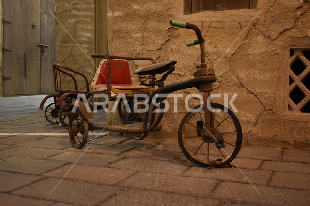 جولة من داخل  سوق دبي في منطقة السيف ، أحد أشهر الأسواق الشعبية ، معالم تاريخية أثرية شهيرة في الإمارات العربية المتحدة ، أماكن سياحية تراثية في الإمارات ، سوق في منطقة السيف خور دبي ، ثقافة وتراث دبي