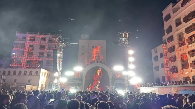 الاجواء الصاخبة والاحتفالات في فعالية بلد بيست في مدينة جدة التاريخية، المملكة العربية السعودية، مهرجان موسيقي وفني من تنظيم مدل بيست يوم 30 من يناير 2026،  عرض موسيقي غنائي وتجربة فنية معاصرة،  الموسيقى والفن في قلب جدة وعلى مقربة من ساحل البحر الأحمر.