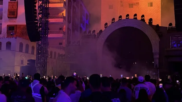 الاجواء الصاخبة والاحتفالات في فعالية بلد بيست في مدينة جدة التاريخية، المملكة العربية السعودية، مهرجان موسيقي وفني من تنظيم مدل بيست يوم 30 من يناير 2026،  عرض موسيقي غنائي وتجربة فنية معاصرة،  الموسيقى والفن في قلب جدة وعلى مقربة من ساحل البحر الأحمر.