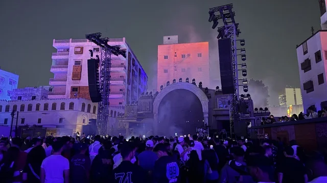 الاجواء الصاخبة والاحتفالات في فعالية بلد بيست في مدينة جدة التاريخية، المملكة العربية السعودية، مهرجان موسيقي وفني من تنظيم مدل بيست يوم 30 من يناير 2026،  عرض موسيقي غنائي وتجربة فنية معاصرة،  الموسيقى والفن في قلب جدة وعلى مقربة من ساحل البحر الأحمر.