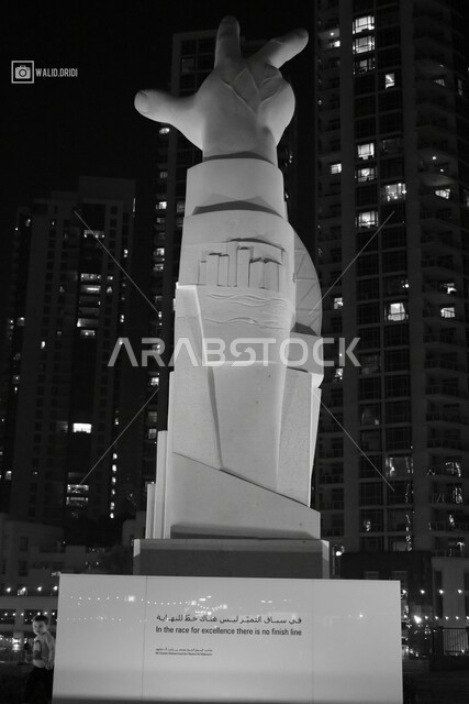 صورة بالأبيض والأسود لهيكل اليد الضخم في دبي مول في دولة الإمارات العربية المتحدة ، معالم سياحية مشهورة في الإمارات ، أماكن سياحية ترفيهيه في دبي مول ، تمثال اليد في دبي مول ، في سباق التميز ليس هناك خط للنهاية لسمو الشيخ محمد بن راشد آل مكتوم