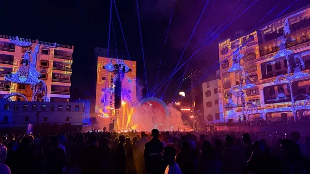 الالعاب النارية في فعالية بلد بيست في مدينة جدة التاريخية، المملكة العربية السعودية،عرض موسيقي غنائي وتجربة فنية معاصرة، مهرجان موسيقي وفني من تنظيم مدل بيست يوم 30 من يناير 2026،  الموسيقى والفن في قلب جدة وعلى مقربة من ساحل البحر الأحمر.