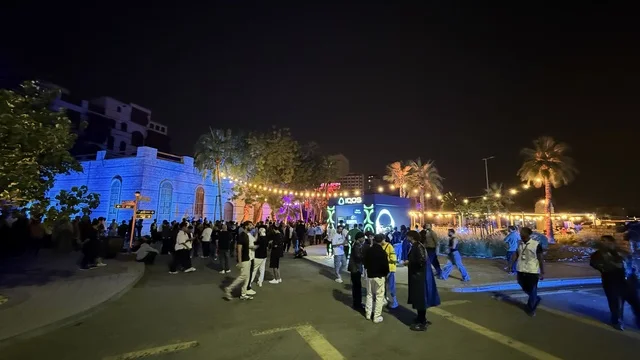 الساحة الخارجية لفعالية بلد بيست في مدينة جدة التاريخية، المملكة العربية السعودية، مهرجان موسيقي وفني من تنظيم مدل بيست يوم 30 من يناير 2026،  تجربة فنية معاصرة وعرض موسيقي غنائي ، الموسيقى والفن في قلب جدة وعلى مقربة من ساحل البحر الأحمر.