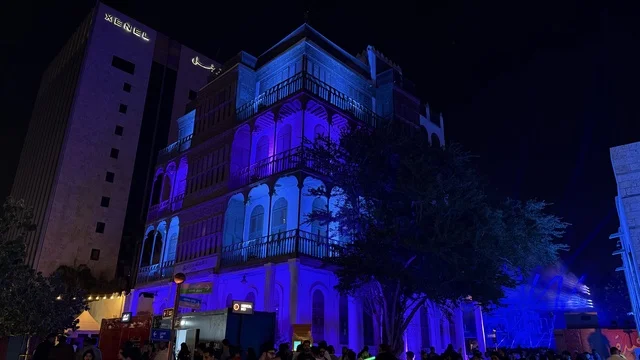 الساحة الخارجية لفعالية بلد بيست في مدينة جدة التاريخية، المملكة العربية السعودية، مهرجان موسيقي وفني من تنظيم مدل بيست يوم 30 من يناير 2026،  تجربة فنية معاصرة وعرض موسيقي غنائي ، الموسيقى والفن في قلب جدة وعلى مقربة من ساحل البحر الأحمر.