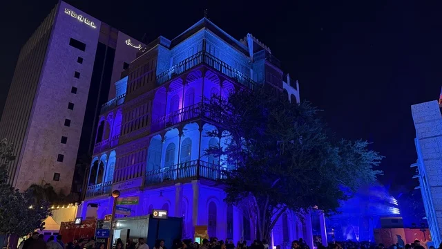 الساحة الخارجية لفعالية بلد بيست في مدينة جدة التاريخية، المملكة العربية السعودية، مهرجان موسيقي وفني من تنظيم مدل بيست يوم 30 من يناير 2026،  تجربة فنية معاصرة وعرض موسيقي غنائي ، الموسيقى والفن في قلب جدة وعلى مقربة من ساحل البحر الأحمر.